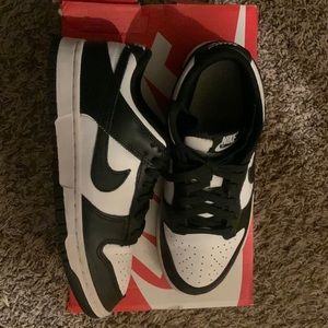Perfect condition panda dunks. Men’s side 6.5/ Woman’s size 8.5